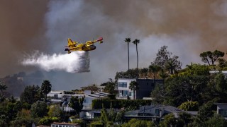 ‘Super Scooper’ Aircraft Fighting LA Wildfires Grounded After Drone Collision